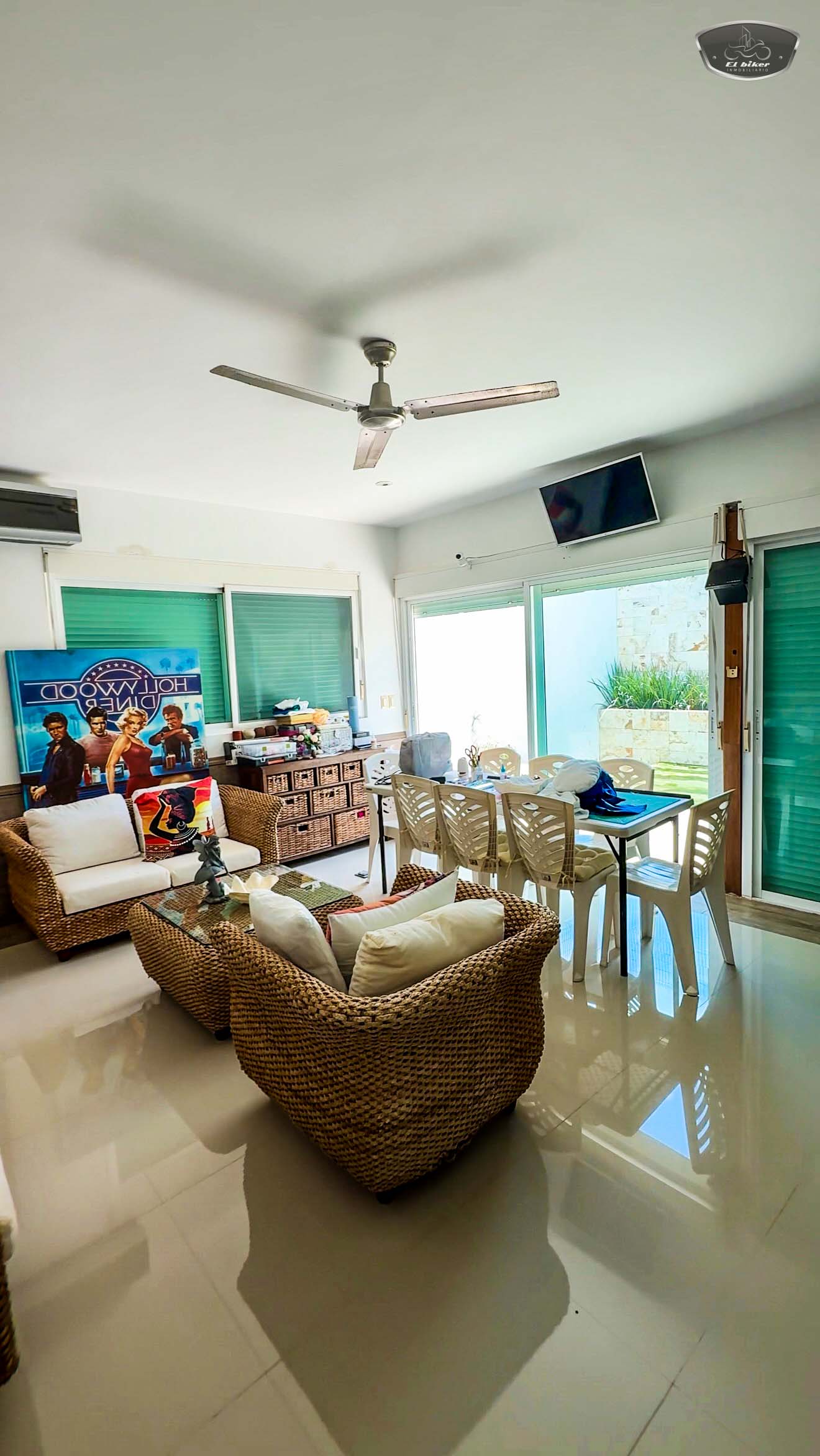 Family Room Tropical